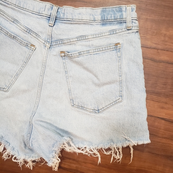 ABERCROMBIE & FITCH 90s Relaxed Cutoff Short High Rise Curve Love Light Wash 14 - Picture 6 of 9